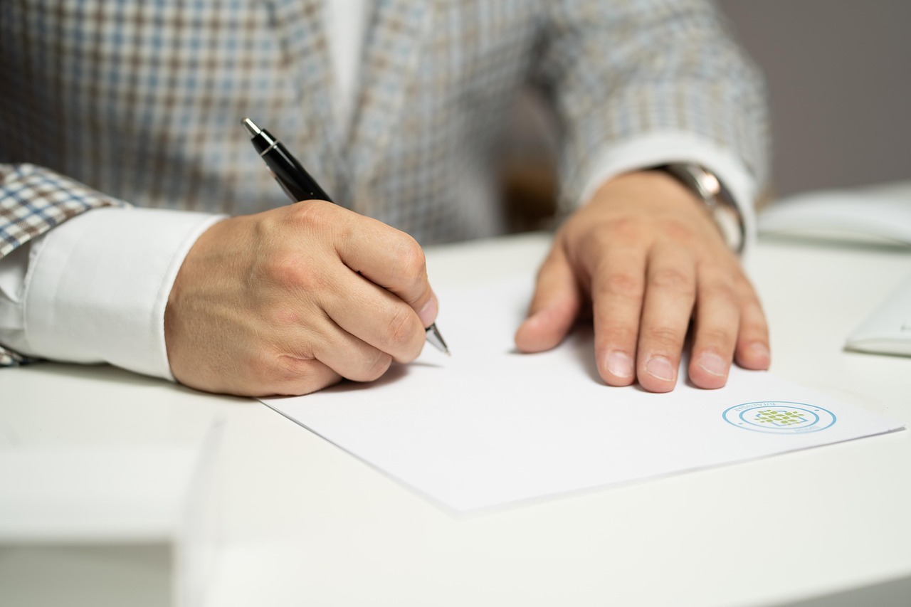 Understanding German Work Contracts: Essential Guide for Ukrainian Refugees